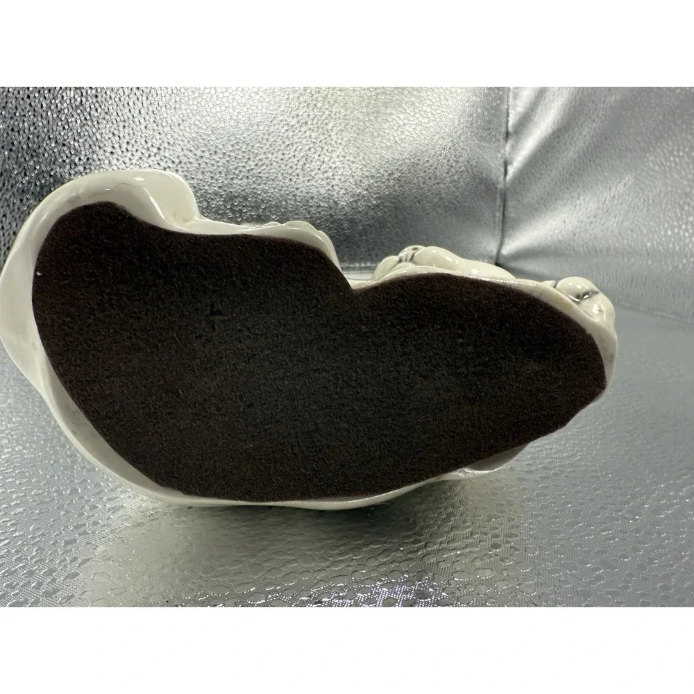 Unmarked  ceramic white cat figurine‎
